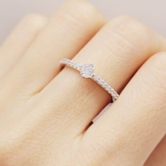 ANILLO SOLITARIO CON ARO CRAVEJADO