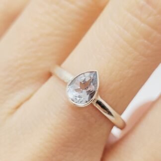 ANILLO PLATA 925 C/PIEDRA EN FORMA DE GOTA J01S238